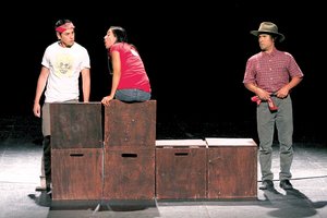 Risas y desconcierto ante El hombre sin adjetivos Risas y desconcierto ante El hombre sin adjetivos